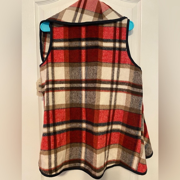 NWT- PLAID SLEEVELESS PONCHO - Picture 6 of 6